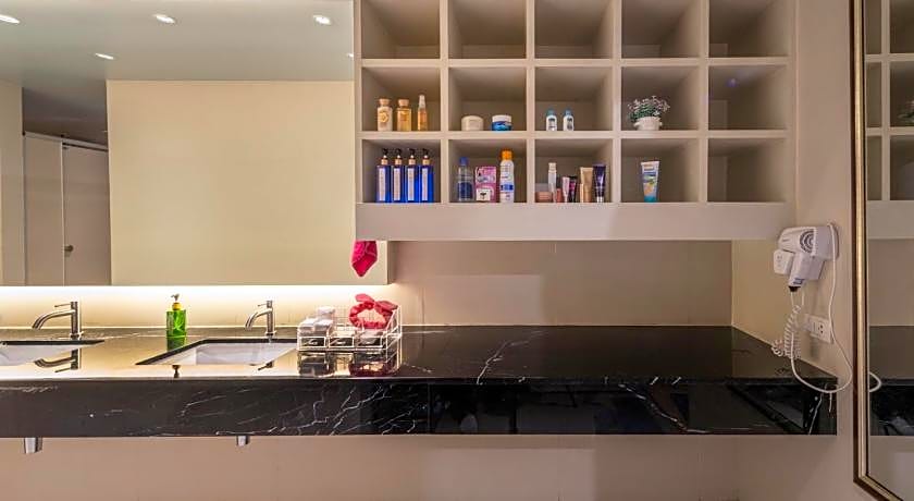 Kinnon Deluxe Hostel Coworking Cafe