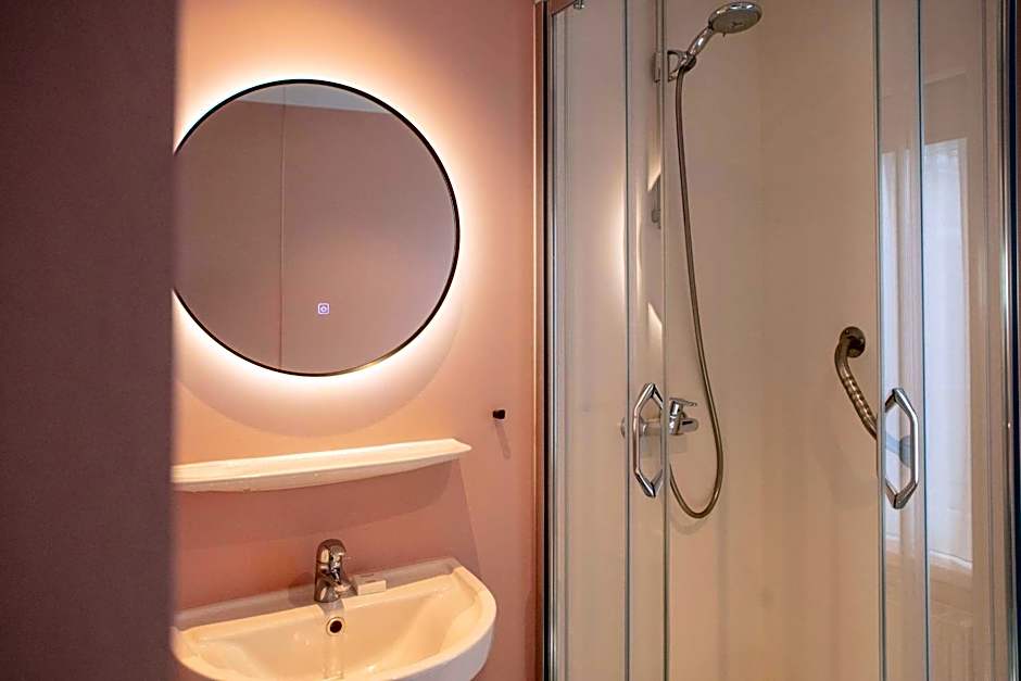 Gillis Eight Guest Rooms by Romy&Travis