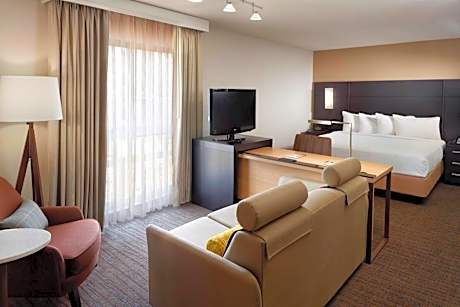 King Studio with Sofa Bed and Transfer Shower - Mobility and Hearing Accessible