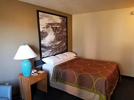 Deluxe Queen Room - Non-Smoking