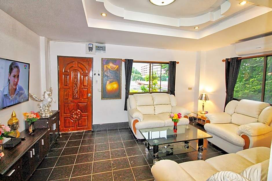 Phratamnak Inn - 100 meter from Beach