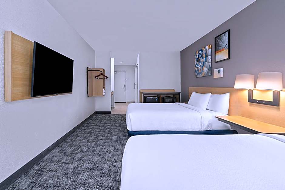 Photo 1 of 3 of Deluxe 2 Queen Beds, Hearing/Mobility Accessible, Bathtub, Mountain View