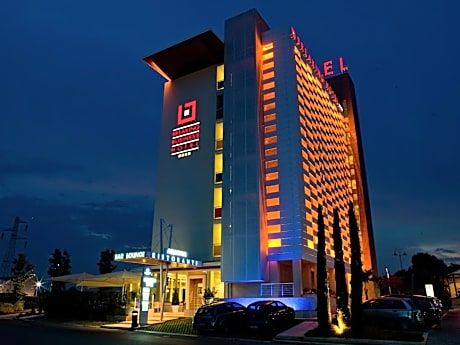 Breaking Business Hotel