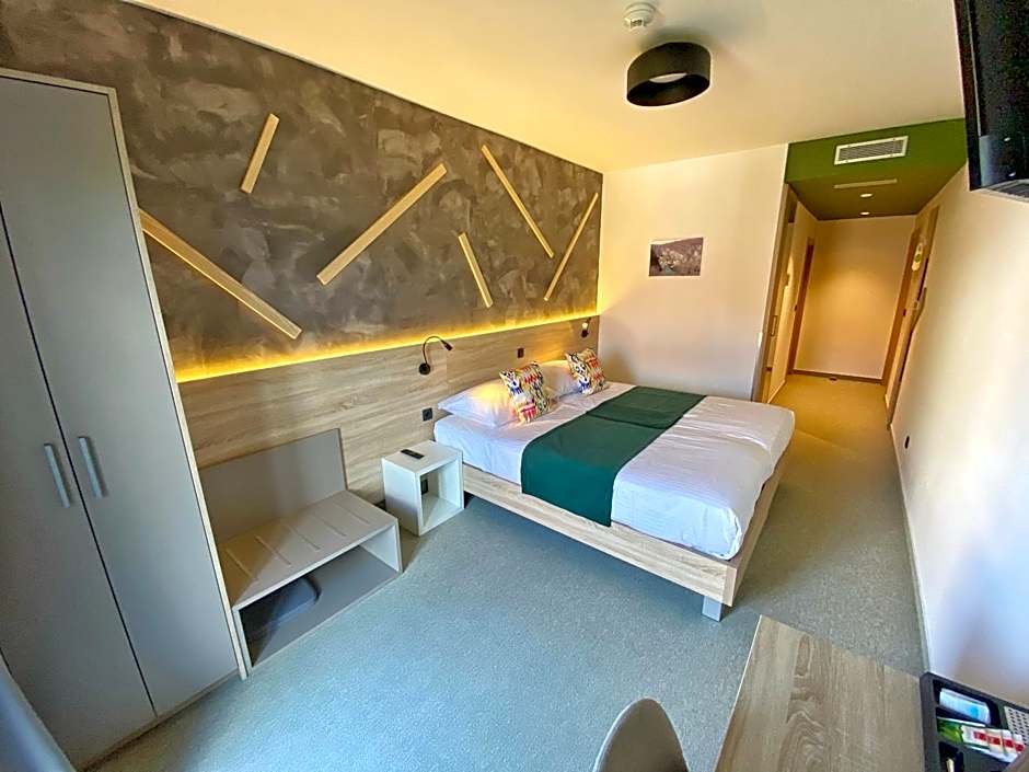 16 Lakes Hotel