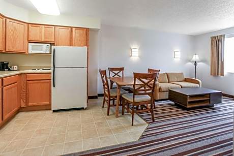 One-Bedroom King Suite - Mobility Access/Non-Smoking
