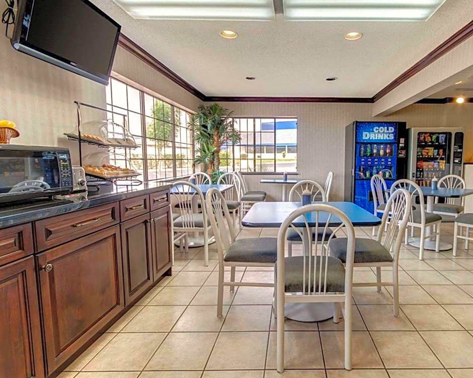 Econo Lodge Inn & Suites El Paso