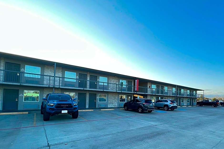 Super 8 by Wyndham Sulphur South