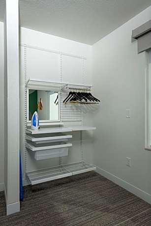 King Studio with Adapted Tub - Mobility and Hearing Accessible