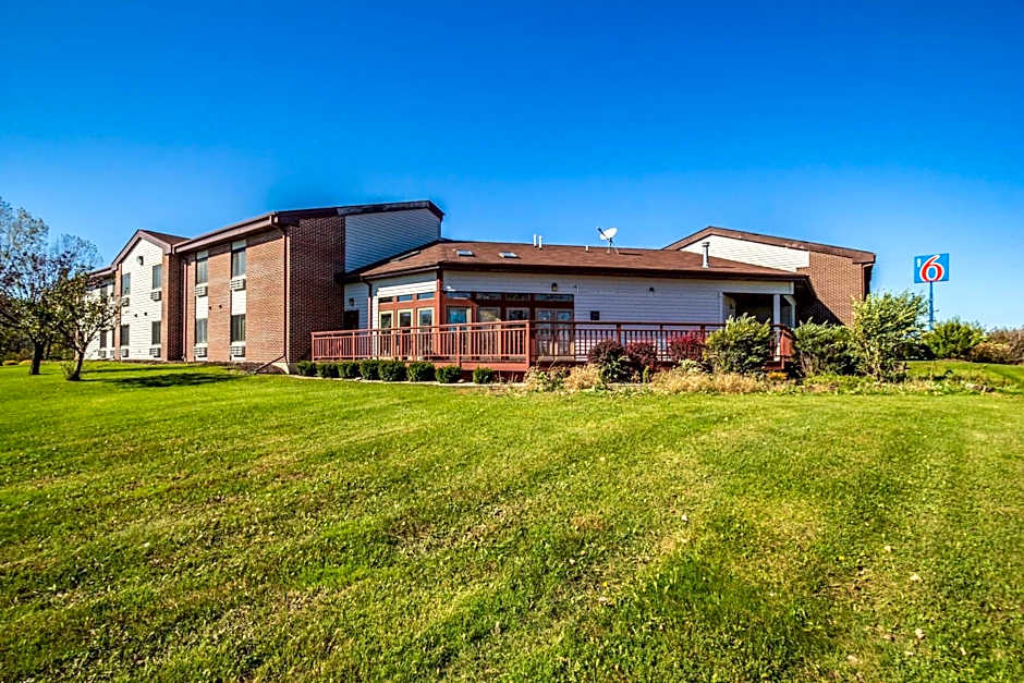 Motel 6-Saukville, WI