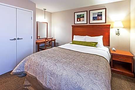 One-Bedroom Queen Room with Mobility Accessible Tub - Non-Smoking