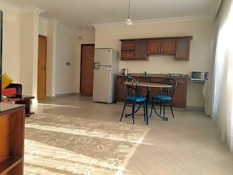 Apartment with Pool View