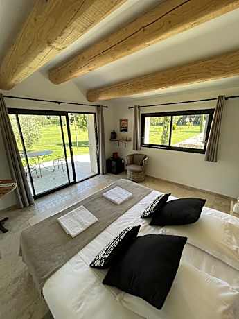 Double-Supérieure-Salle de bain privée-Vue sur Piscine-La Tentation