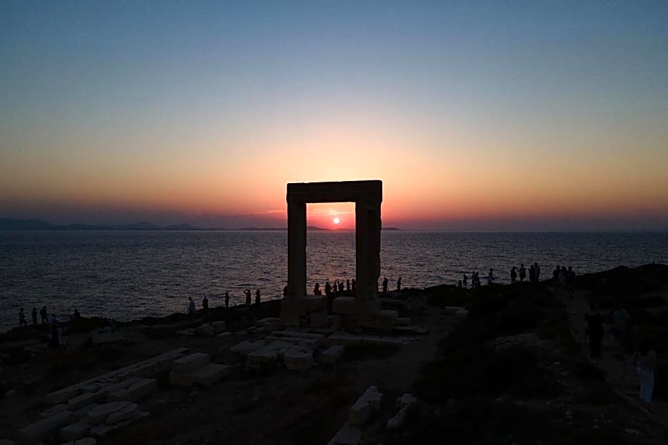 Portara Seaside Luxury Suites