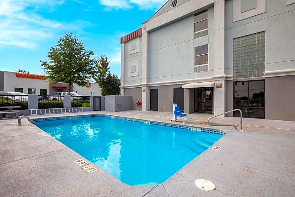 Red Roof Inn & Suites Newnan