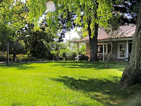 Cottage on Armstrong