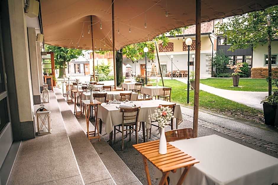 Hotel Dvor Jezersek Brnik