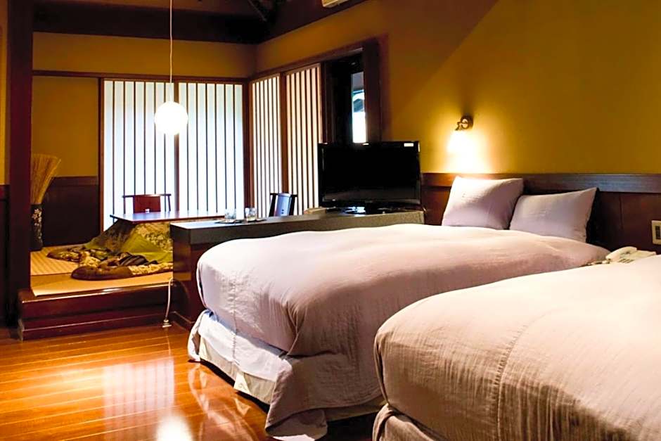 Satonoyu Waraku 13 years or older