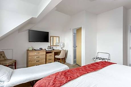 Family Room with One Double Bed and One Single Bed - Non-Smoking