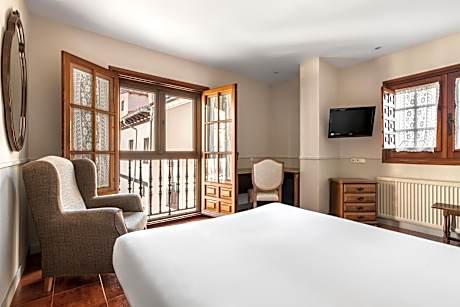 Triple with views of the cathedral (1 adult)