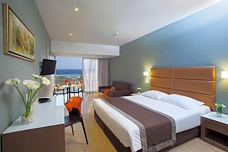 Garden Suite Pool Front