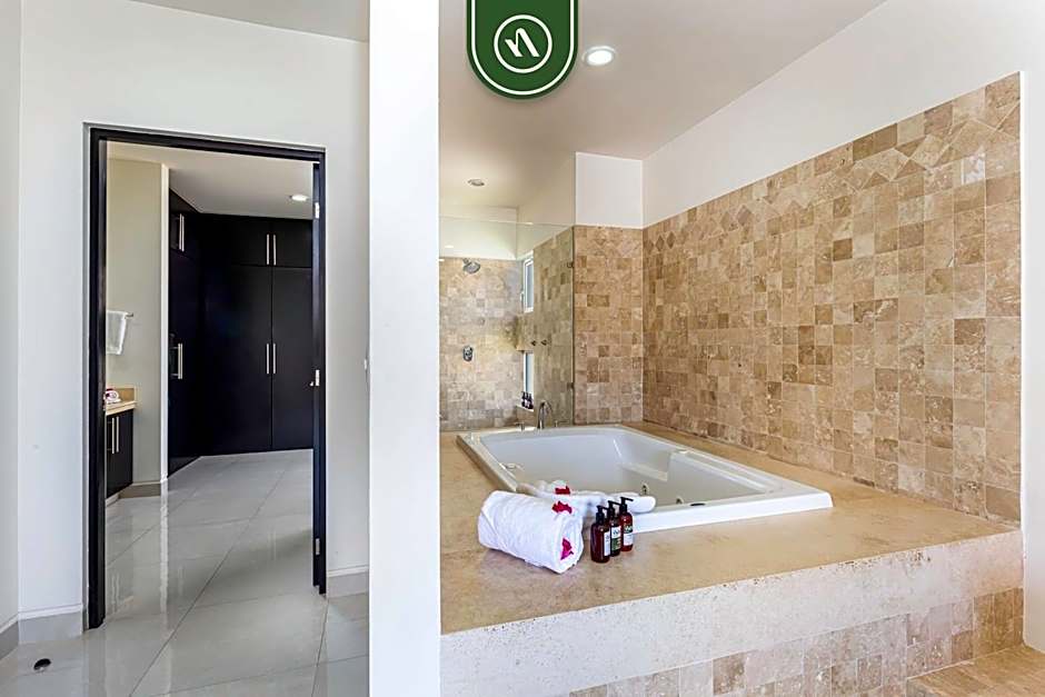 Brand New 3 BR Penthouse - Oceanview Rooftop Pool