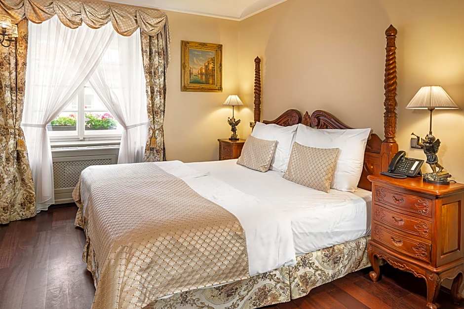 Iron Gate Hotel & Suites