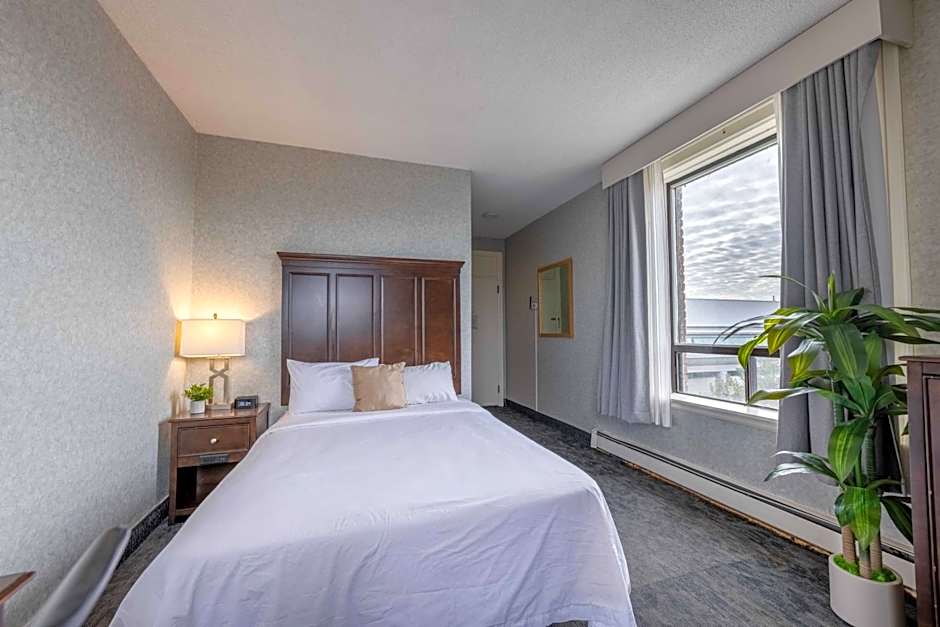 Prince Arthur Waterfront Hotel & Suites