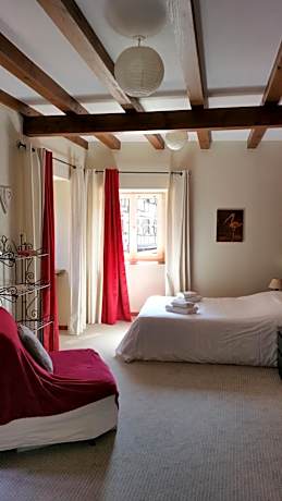 Chambres touristiques La Cour Des Hôtes