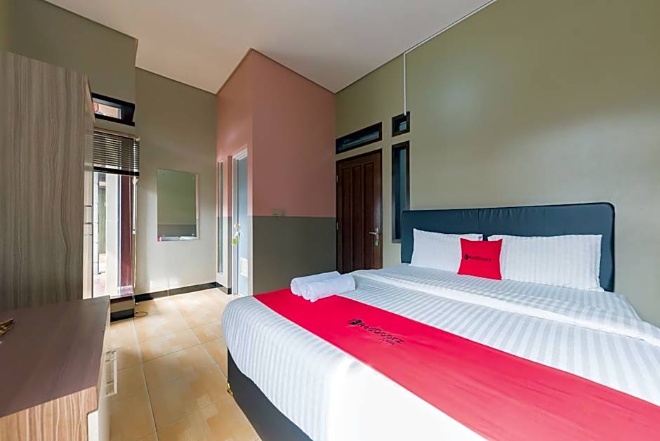 RedDoorz Syariah near Politeknik Negeri Bandung Campus