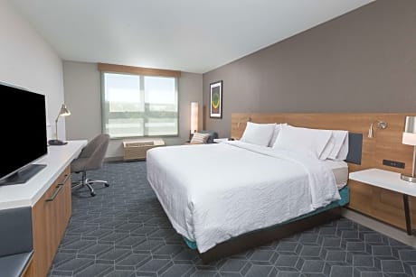 1 King Mobility/Hearing Accessible Ri Shwr