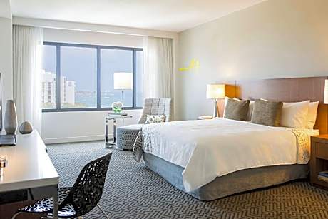 Club Room, 1 King Bed, Partial Ocean View