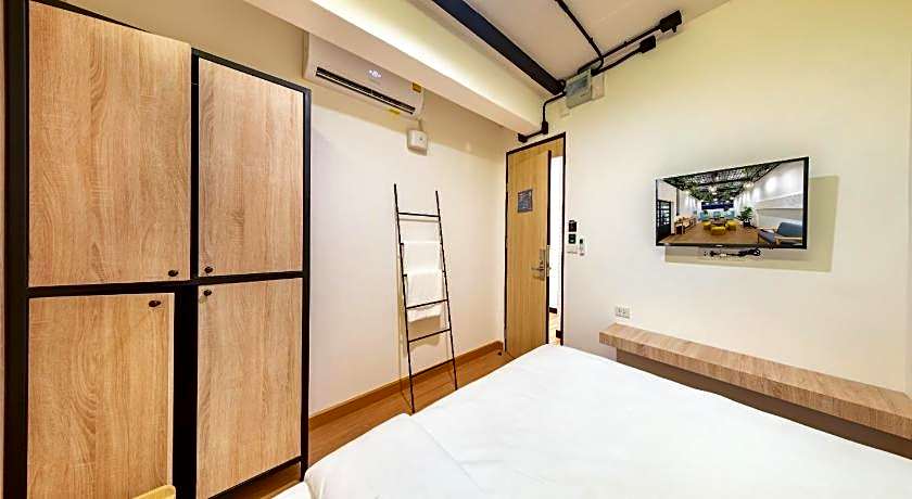 Siam Subway Hostel and Cafe