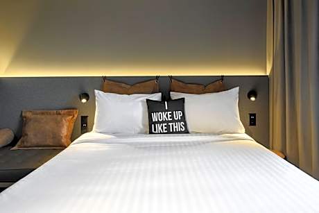 Moxy Deluxe Guest room with 1 Queen