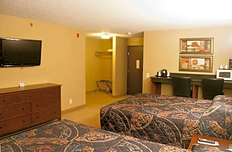 Family Suite Non-Smoking 1 King-2 Queen Beds