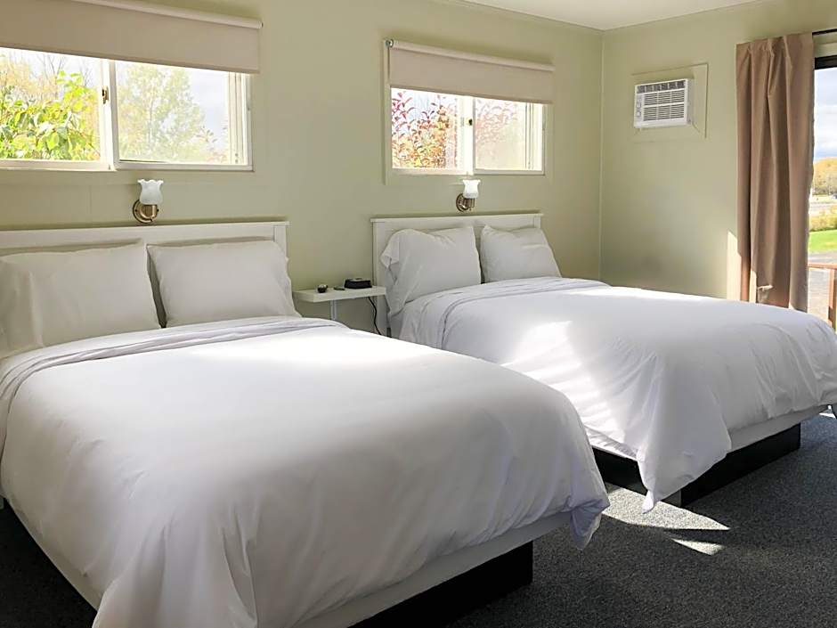 The River Hills Motel - Algoma, WI - Near Door County