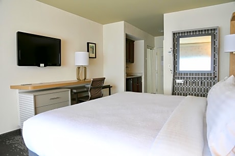 Deluxe King Room with Hearing Accessible Tran Shower