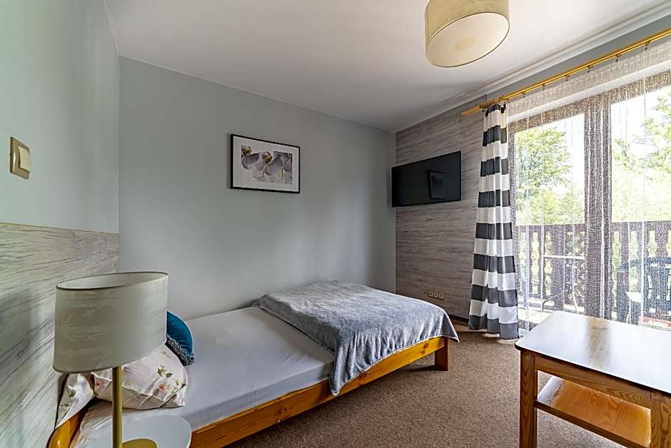 Nefryt - lodówka i czajnik w pokoju, dwa aneksy kuchenne ogólnodostępne, duży parking