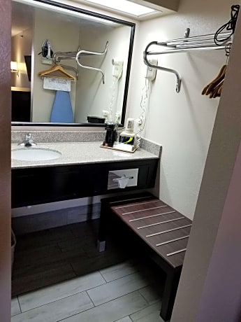 1 King Bed, Mobility Accessible, Bathtub