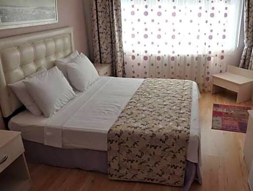 Huxley Hotel and Aparts Old City