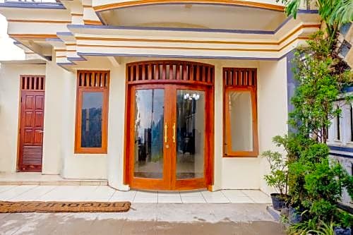 OYO 3004 Penginapan Bromo Adi