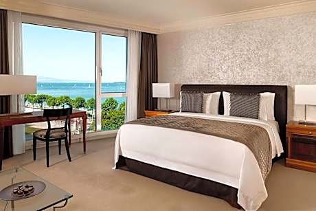 Junior Corner King Suite with Lake View