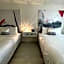 Newly Room in cozy hotel with Super location to the Parks