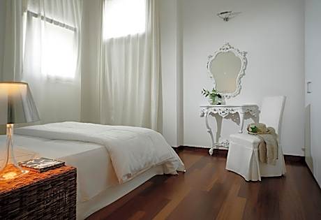 Deluxe One-Bedroom Apartment