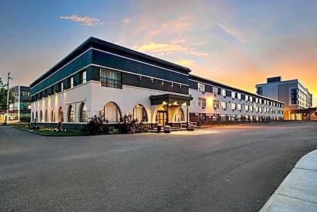 Days Inn & Conference Centre by Wyndham Montreal Airport