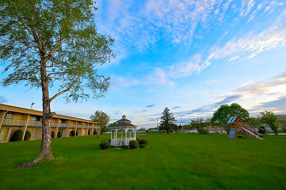 Riverview Inn & Suites