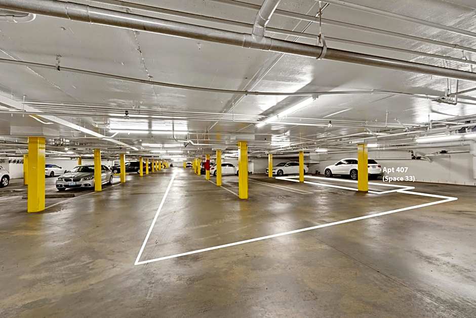 Beverly Hills 2 bed 2 bath Penthouse with Den and Parking 414