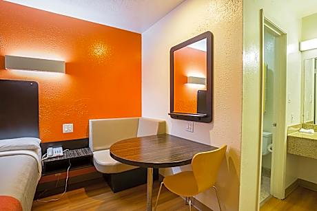 4 Full Beds | Non-Smoking, Micfridge