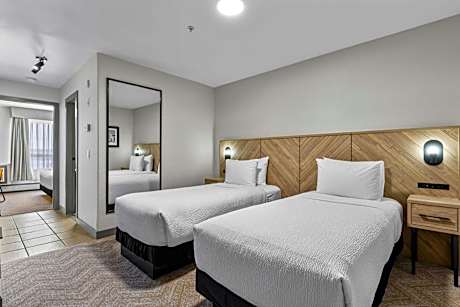 Family Suite, 1 King Bed, 2 Single Beds, Kitchenette