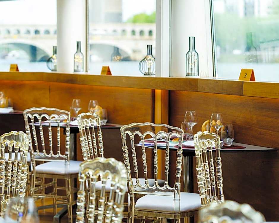 Le VIP Paris - Yacht Hotel