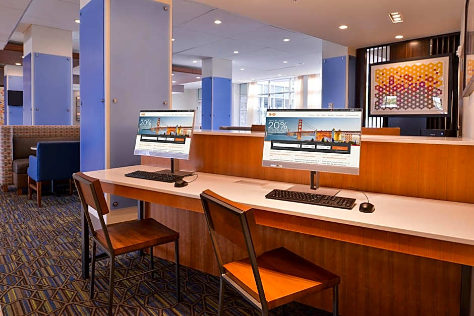 Holiday Inn Express and Suites - Mall of America - MSP Airport By IHG